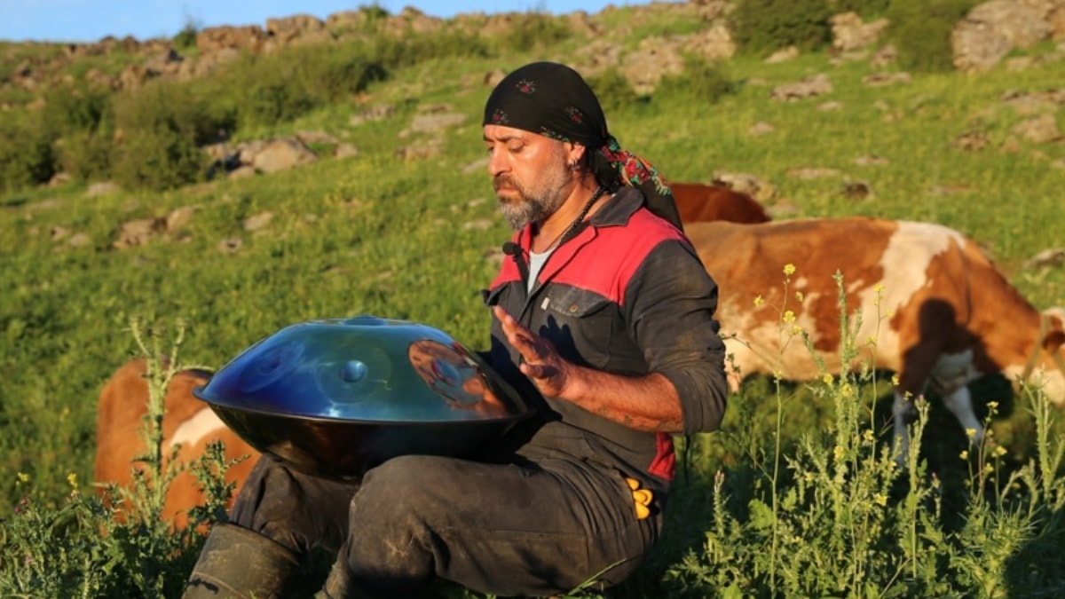 Ünlü sanatçıların müzisyeni artık çobanlık yapıyor