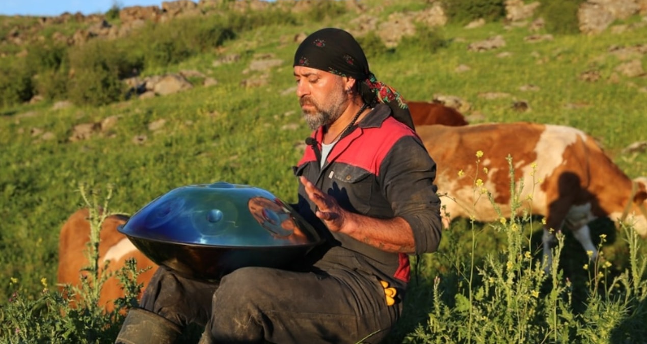 Rezidans hayatını bıraktı, köye döndü: Ünlü müzisyen artık çobanlık yapıyor
