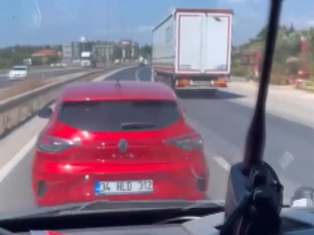 Vakaya giden ambulansa yol vermedi: O anlar kamerada
