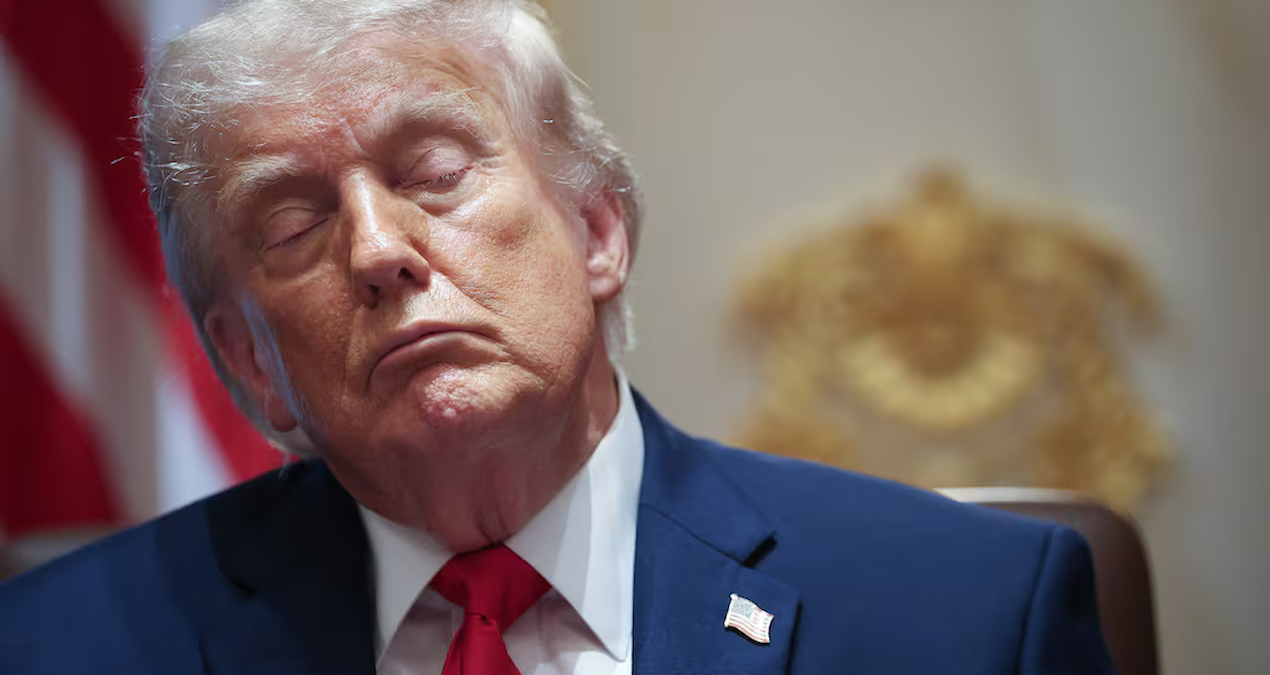 Trump canlı yayında uykuya daldı, sosyal medya karıştı