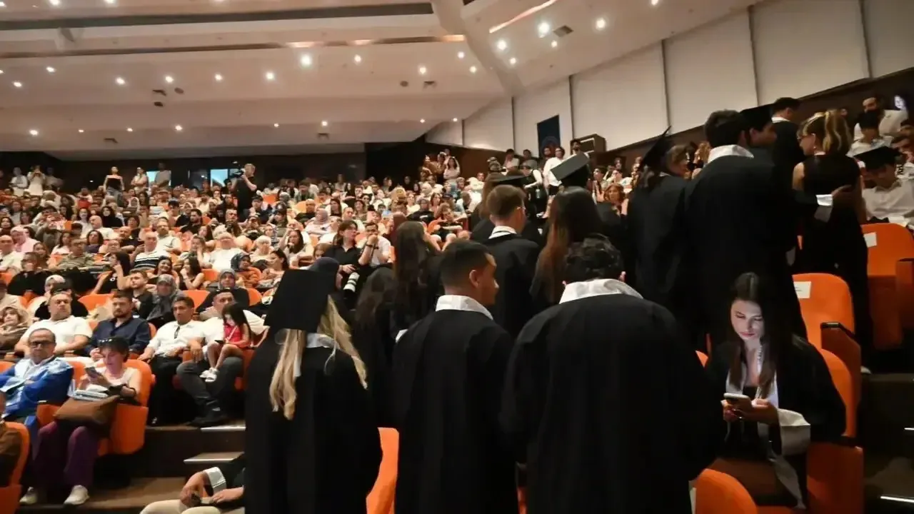 Üniversitede 'tören' krizi: Öğrenciler rektör yardımcısı ve dekana sırtını döndü