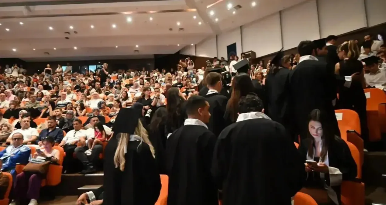 Üniversitede 'tören' krizi: Öğrenciler rektör yardımcısı ve dekana sırtını döndü