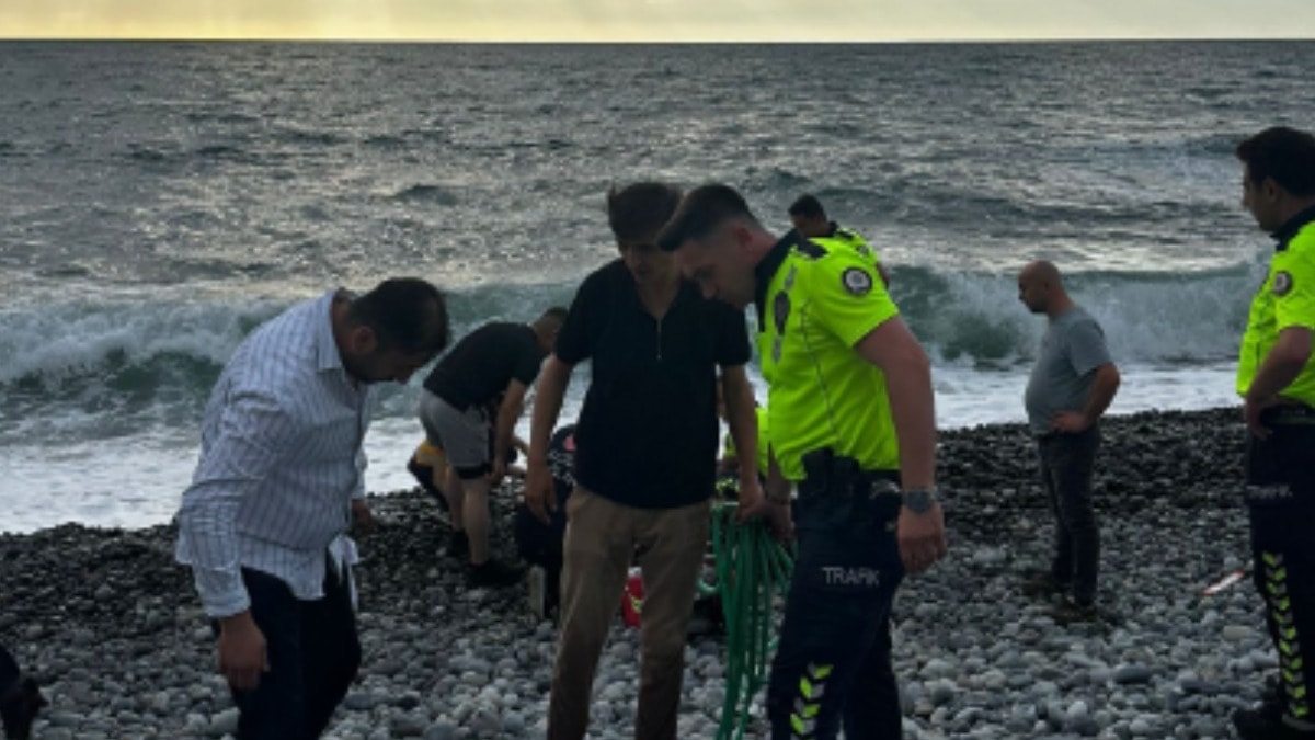 Boğulan asteğmenin imdadına polisler koştu
