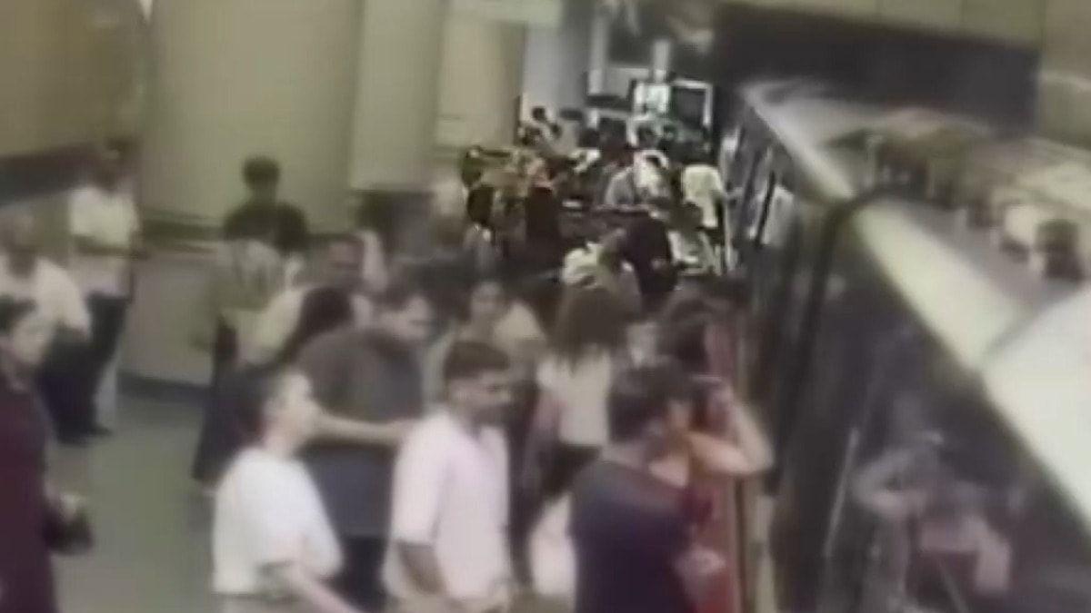İş çıkış saatinde İstanbul'un en kalabalık güzergahını seçti! Cep telefonunu böyle 'cepledi'