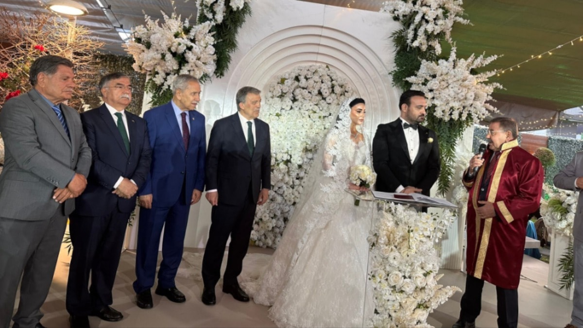AKP'li vekiller Abdullah Gül'ün elini sıkmadı