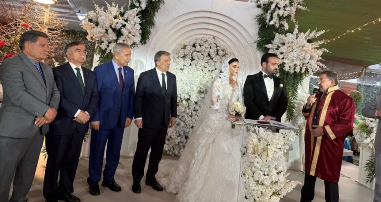 AKP'li vekiller Abdullah Gül'ün elini sıkmadı