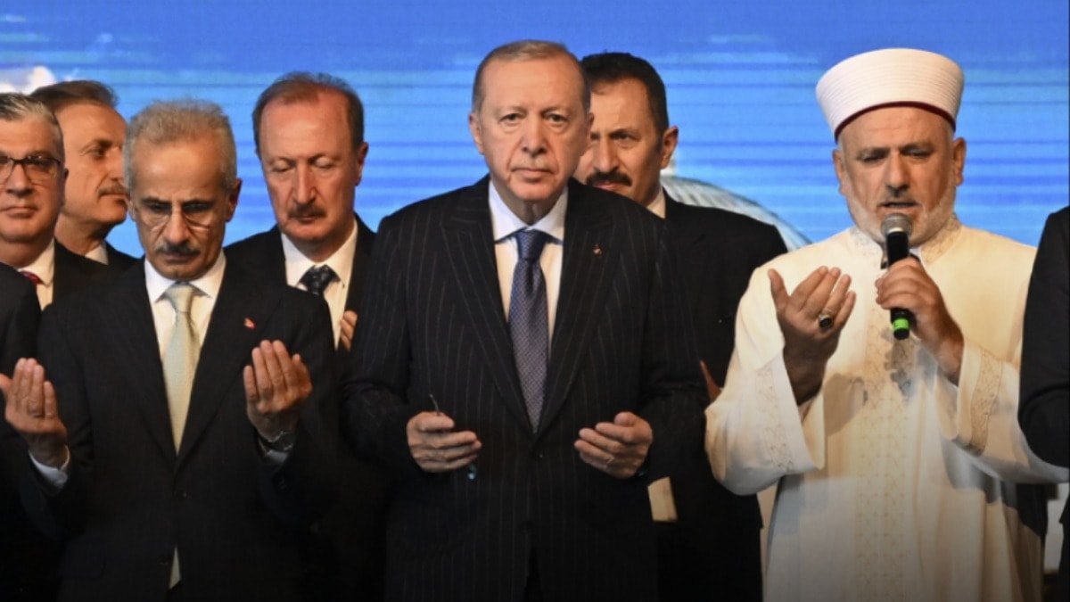 Devlet törenini 'AK' ettiler, 'Amirim'i 'YOK' ettiler