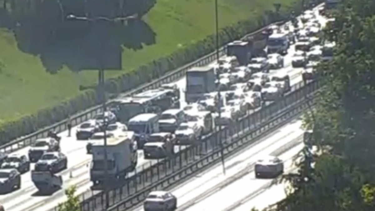 TEM Otoyolu’nda can pazarı! Araç takla attı trafik kilitlend