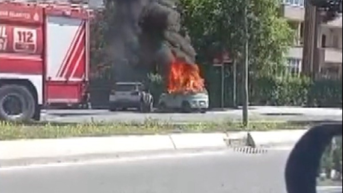 Beylikdüzü'nde elektrikli otomobil cayır cayır yandı
