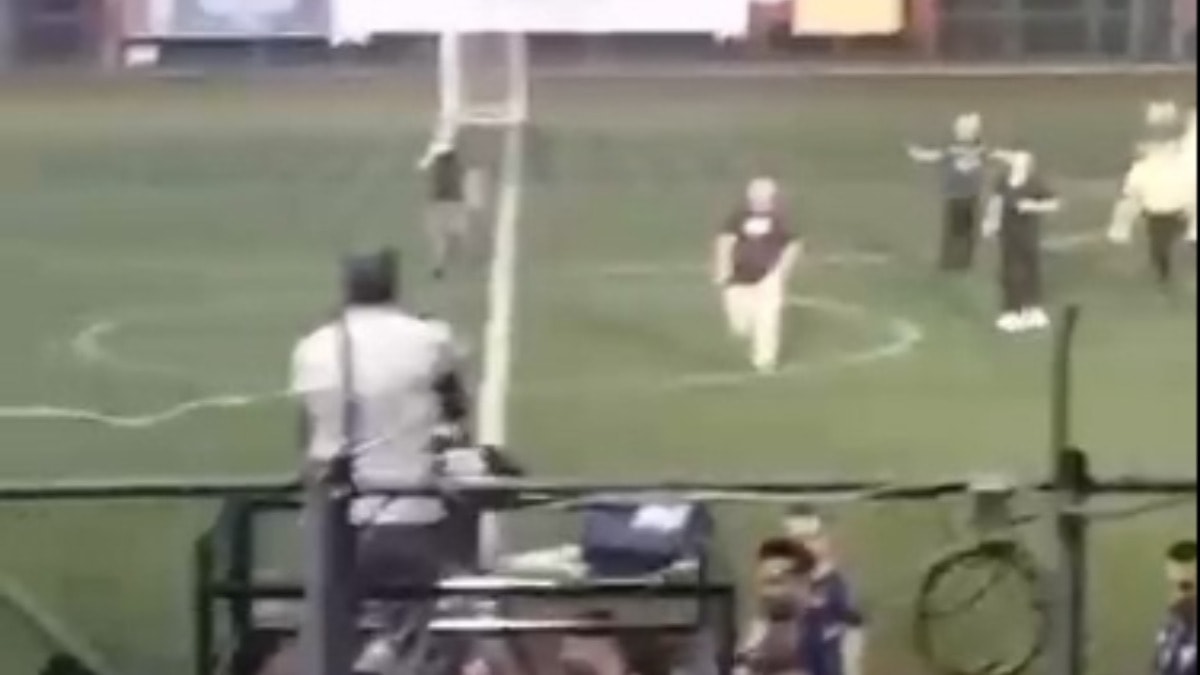 Futbol turnuvası karıştı; Polis ve esnaf takımları birbirine girdi