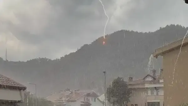 Yıldırım Muğla’da ormanı böyle yaktı