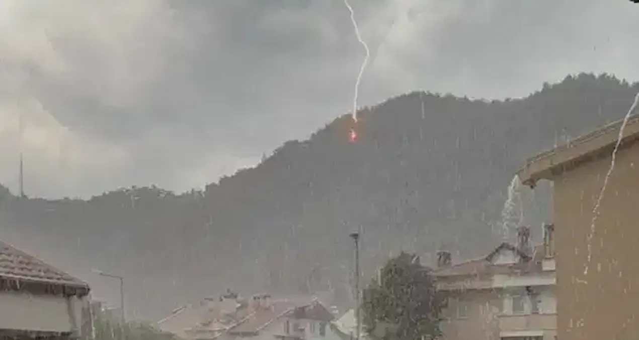 Yıldırım Muğla’da ormanı böyle yaktı