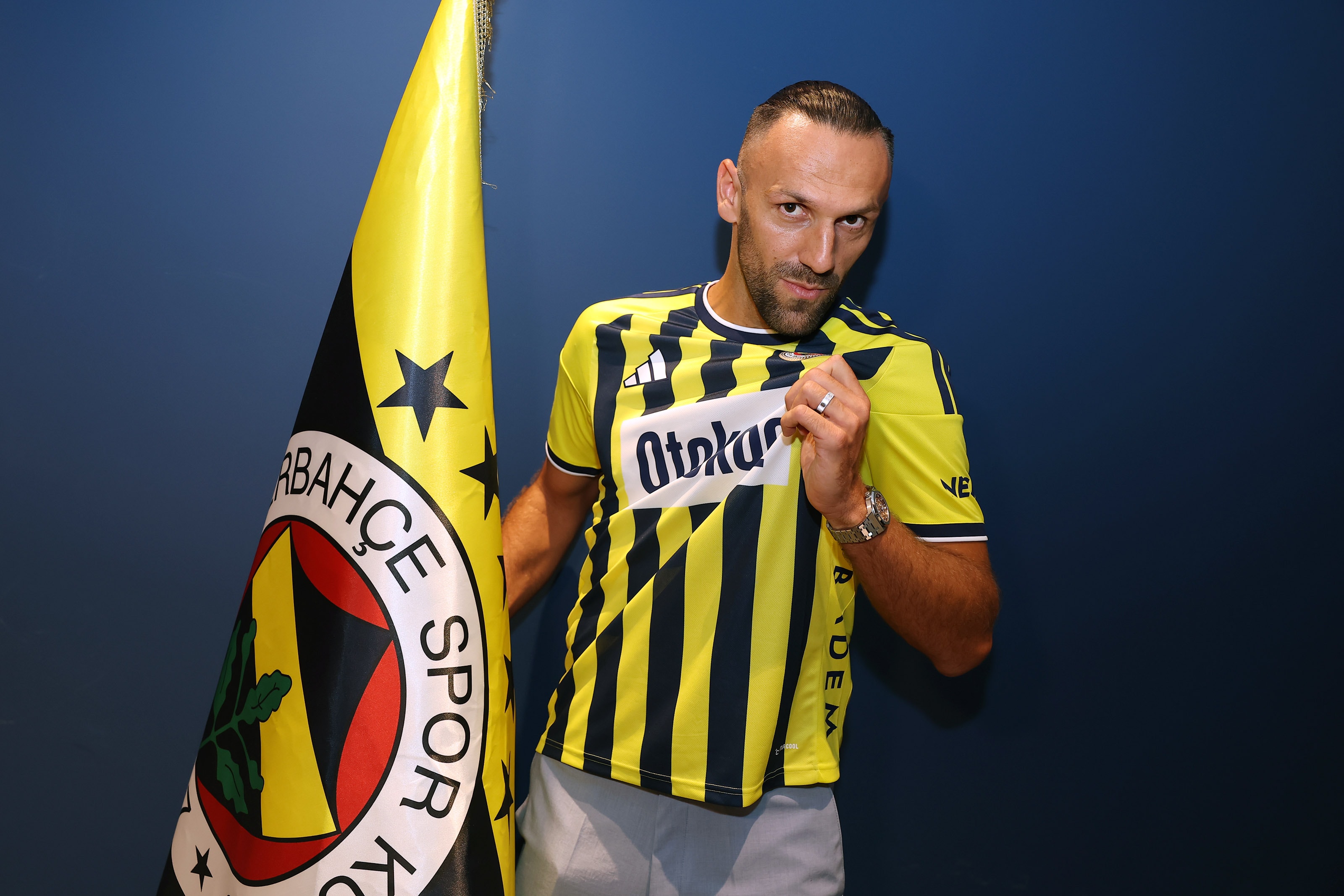 Fenerbahçe sezonun ilk transferine imza attırdı