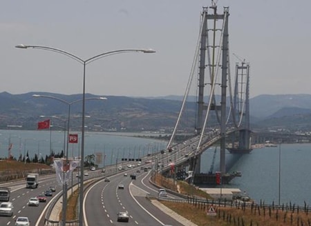 Garantili kara delikGünlük 40 bin araç geçiş garantisi verilen Osmangazi Köprüsü, bayramda da işletmeci firma için para bastı. Hazine her araç için 1505 liralık ek ödeme yaptı.