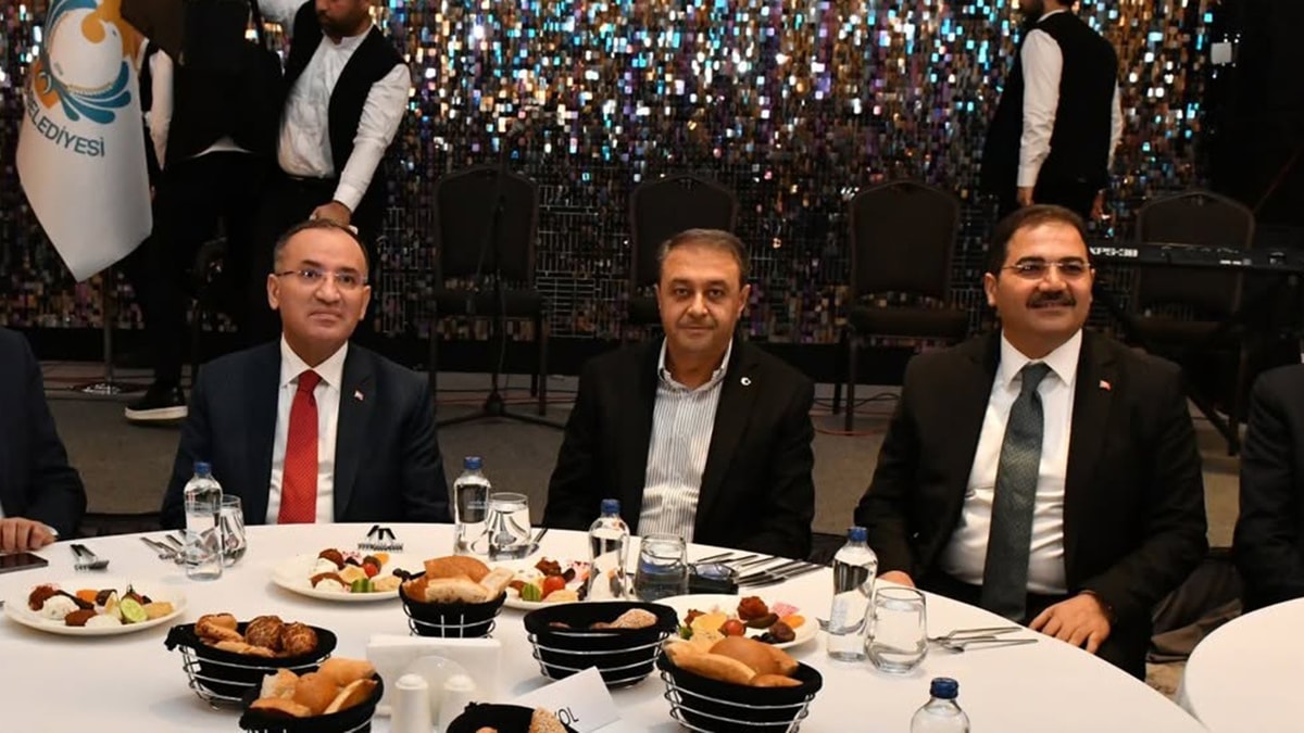 AKP’li belediye, Bekir Bozdağ için iftara 960 bin lira harcadı