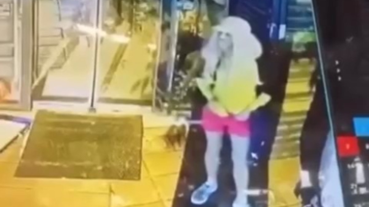 Peruk takıp mini etek giydi! Sebebini duyan 'pes' dedi