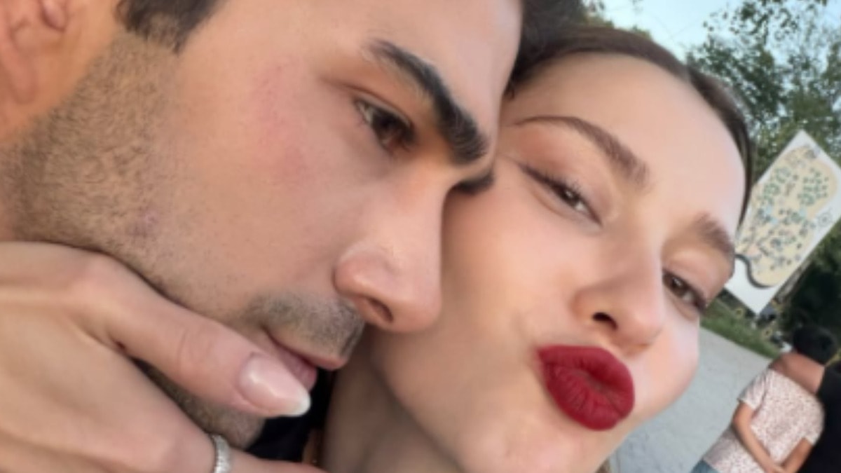 Altı Üstü İstanbul dizisi oyuncularından yanak yanağa poz