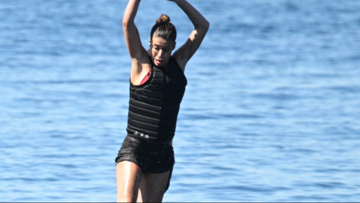 Yaz sezonunu Bodrum'da açtı; elbisesini bile çıkarmadı, sörf yaptı