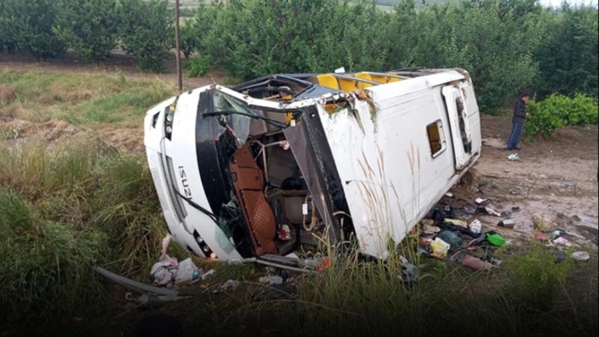 Katliam gibi kaza: Tur minibüsü şarampole yuvarlandı, 4 kişi öldü