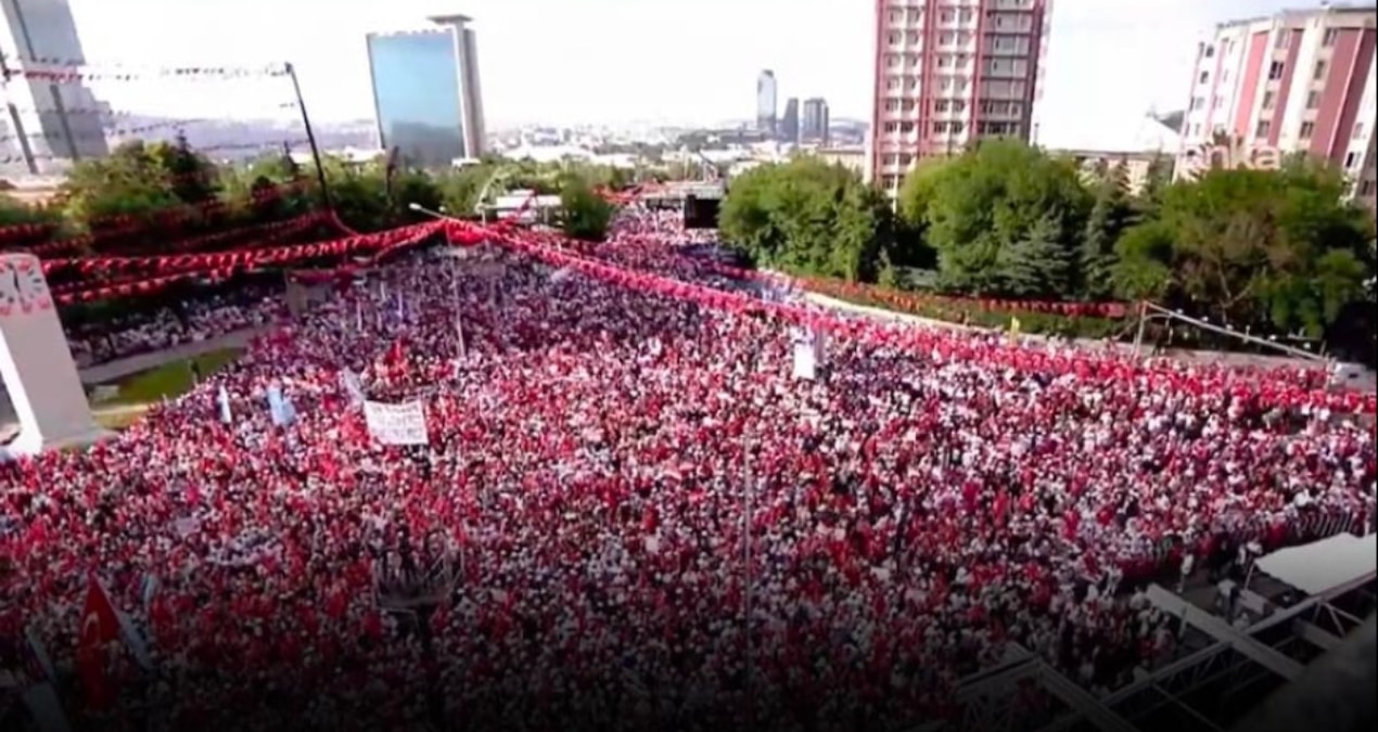 İYİ Parti'den Ankara'da Tarihi Bayrak Mitingi