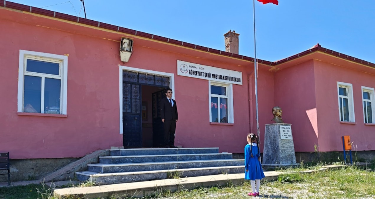 Hiç devamsızlık yapmadı! Okulun tek öğrencisi karnesini aldı