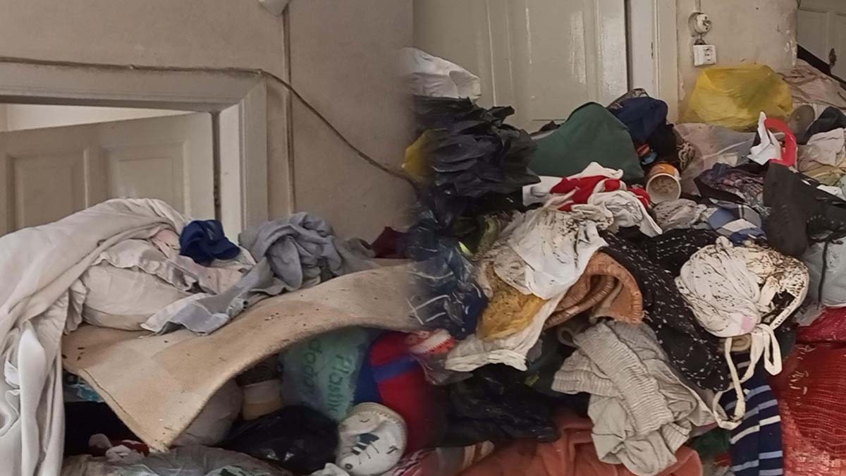 Daha önce 6 kez temizlenen evden 6 kamyon çöp çıktı