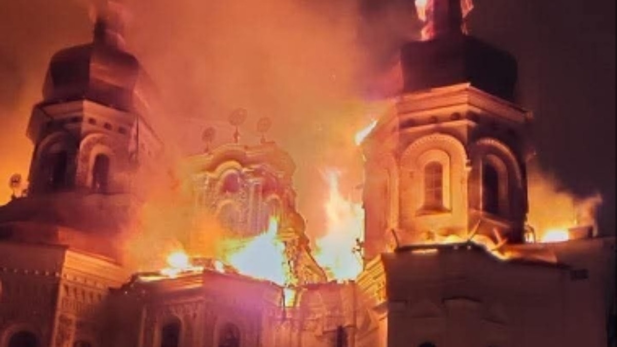 Ülkenin en eski manastırı patladı: Antik yapı alev alev yandı