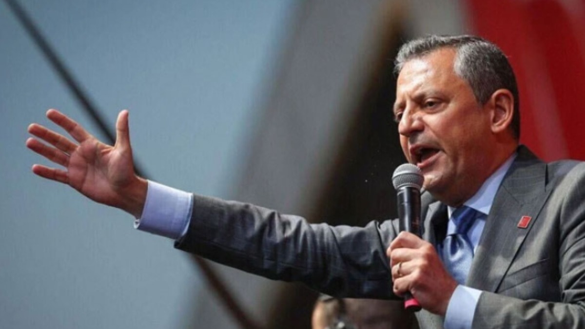 Özel, grup toplantısında konuşuyor