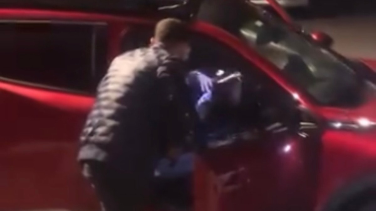 Bariyeri kırdı polislere bağırdı! Kaçmaya çalışırken böyle yakalandı