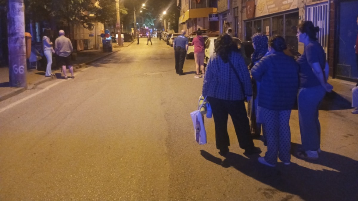 Bursa'da gece yarısı mahalleli sokağa döküldü, binalar apar topar tahliye edildi
