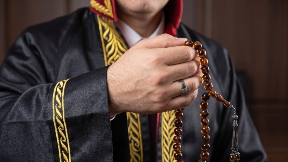 40 yaşındaki tesbihli savcı: 'Ekrem'in zaten diploması yok'