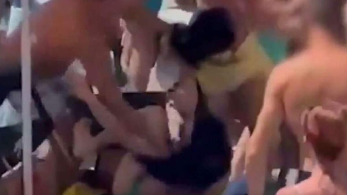Ortalığı ayağa kaldıran görüntü! 13 yaşındaki kıza plajda meydan dayağı