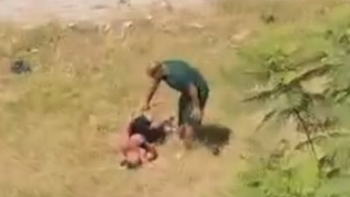 Sulama kanalına giren oğlunu kemerle dövdü