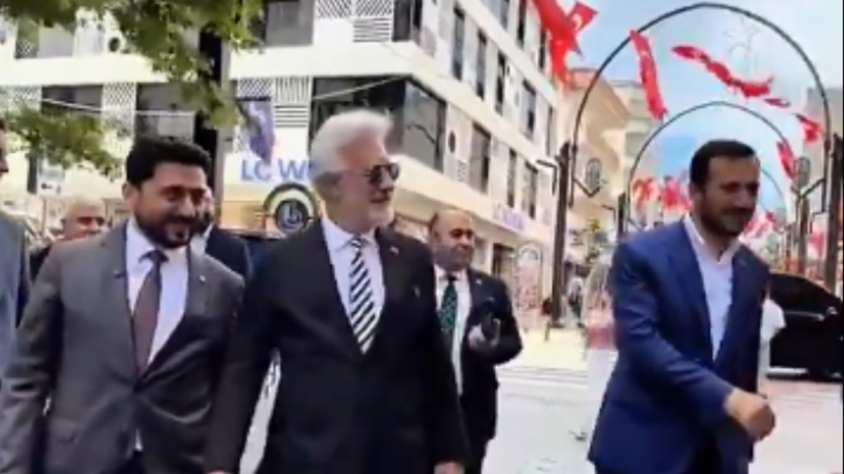 Tamer Karadağlı, AKP'li yöneticilerle Bağcılar turuna çıktı