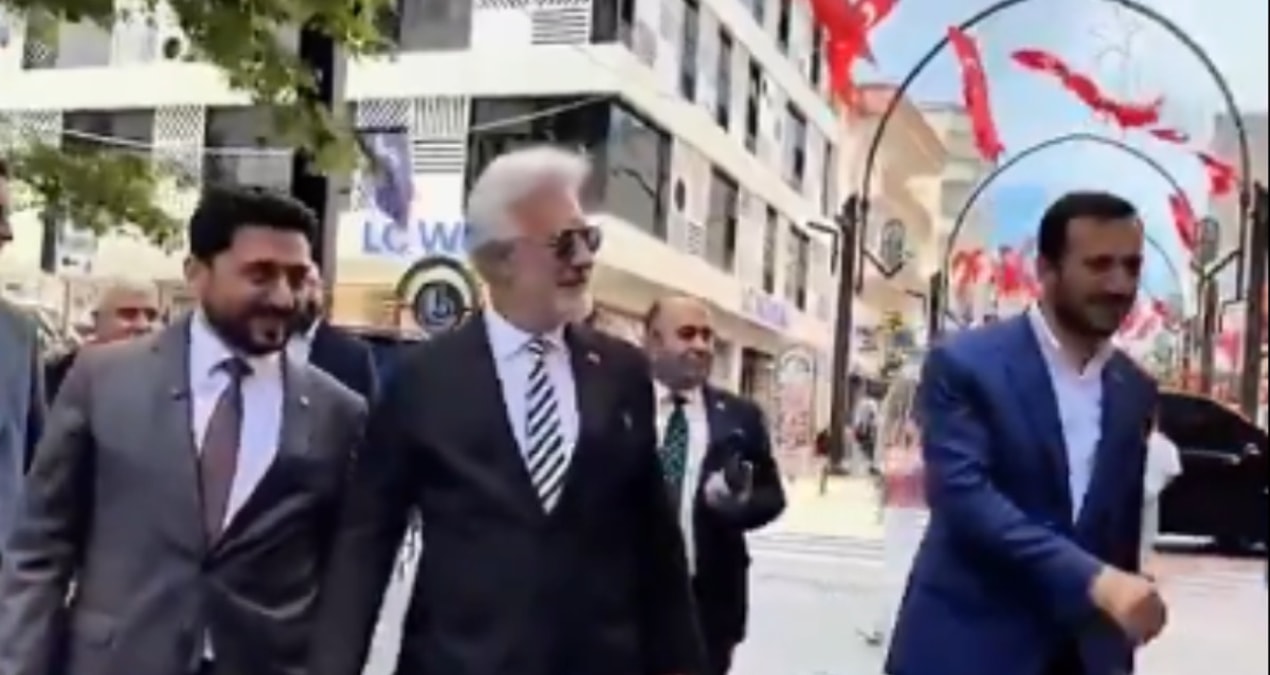 Tamer Karadağlı, AKP'lilerle Bağcılar turuna çıktı