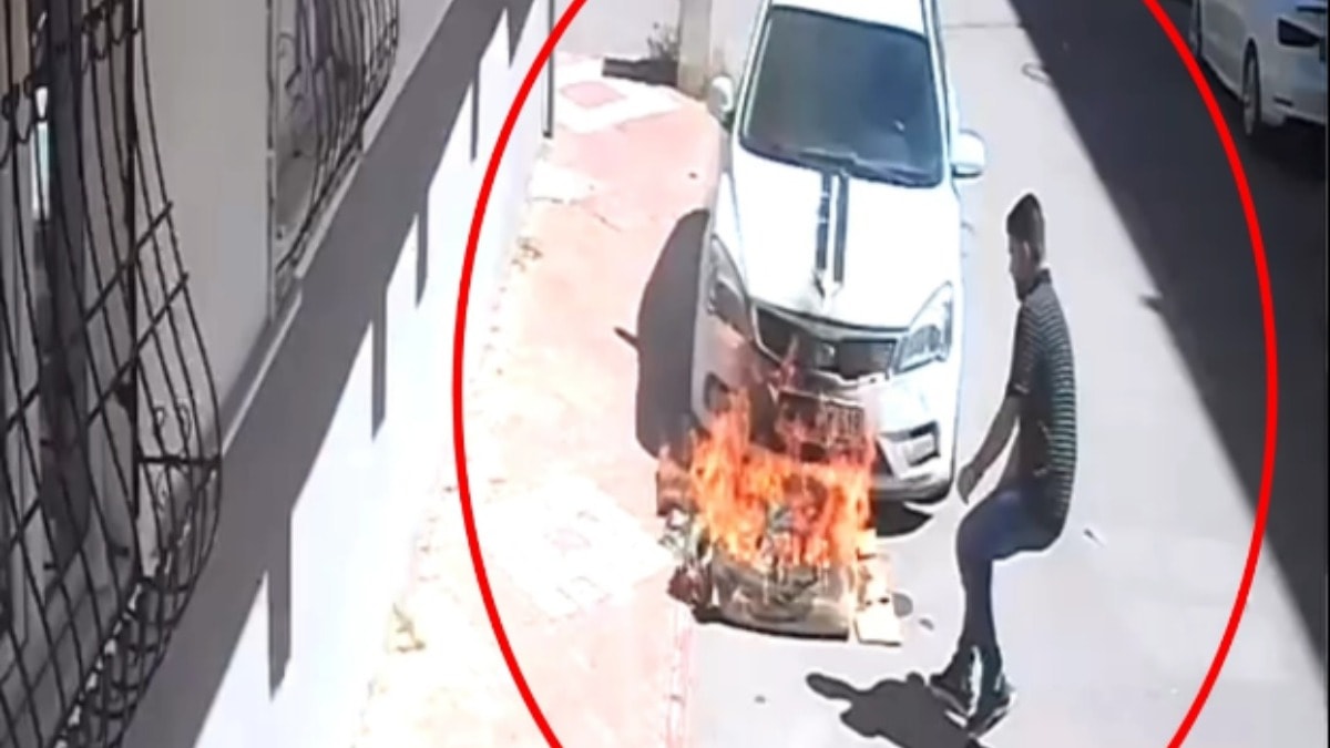 Çocuğun yaktığı karton, otomobili tutuşturdu; o anlar kamerada