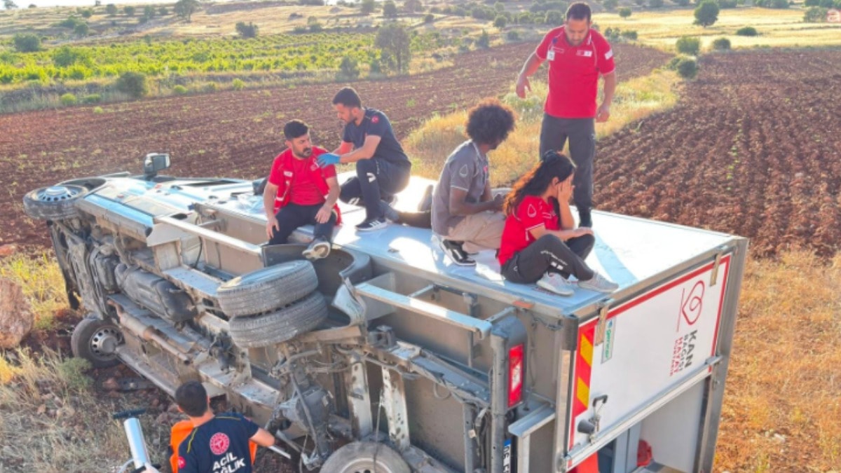 Kızılay’ın aracı devrildi: 1’i doktor 4 yaralı