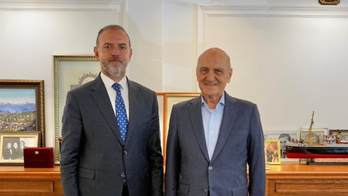 CHP'li Belediye Başkanı, eski Bakan Bayraktar'ı ziyaret etti