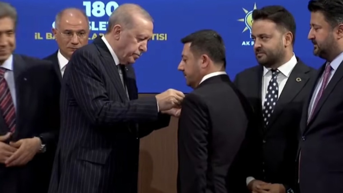 'Benim gibi ahlaksızların yeri AKP değildir' dedi, AKP'ye geçti