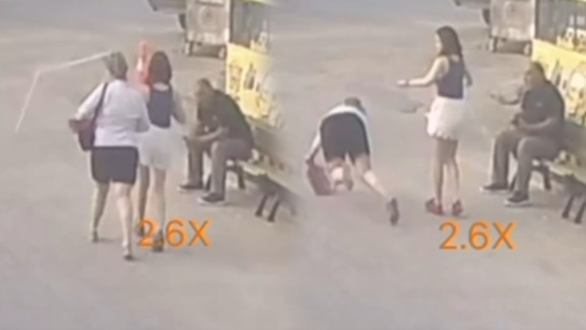 Yolda yürüyen kadın neye uğradığını şaşırdı! Kafasına sineklik düştü