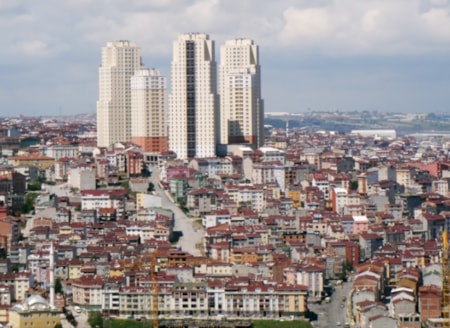 Belediye yağması başlıyorÖzelleştirme furyasına şimdi de belediyelerin elindeki kupon arsa, arazi ve tesisler ekleniyor. Ülke genelindeki 1.407 belediye, 41 il özel idaresi ve 262 mahalli idare birliği, ellerindeki birbirinden değerli gayrimenkulü ‘taksit taksit’ satmak için gün sayıyor.