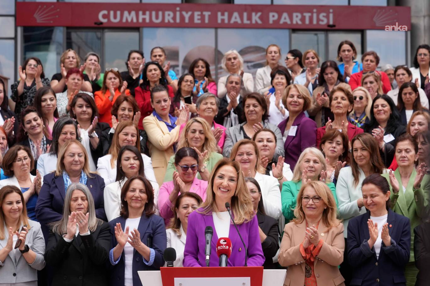 CHP'nin eski il kadın kolları başkanlarından Özel'e destek