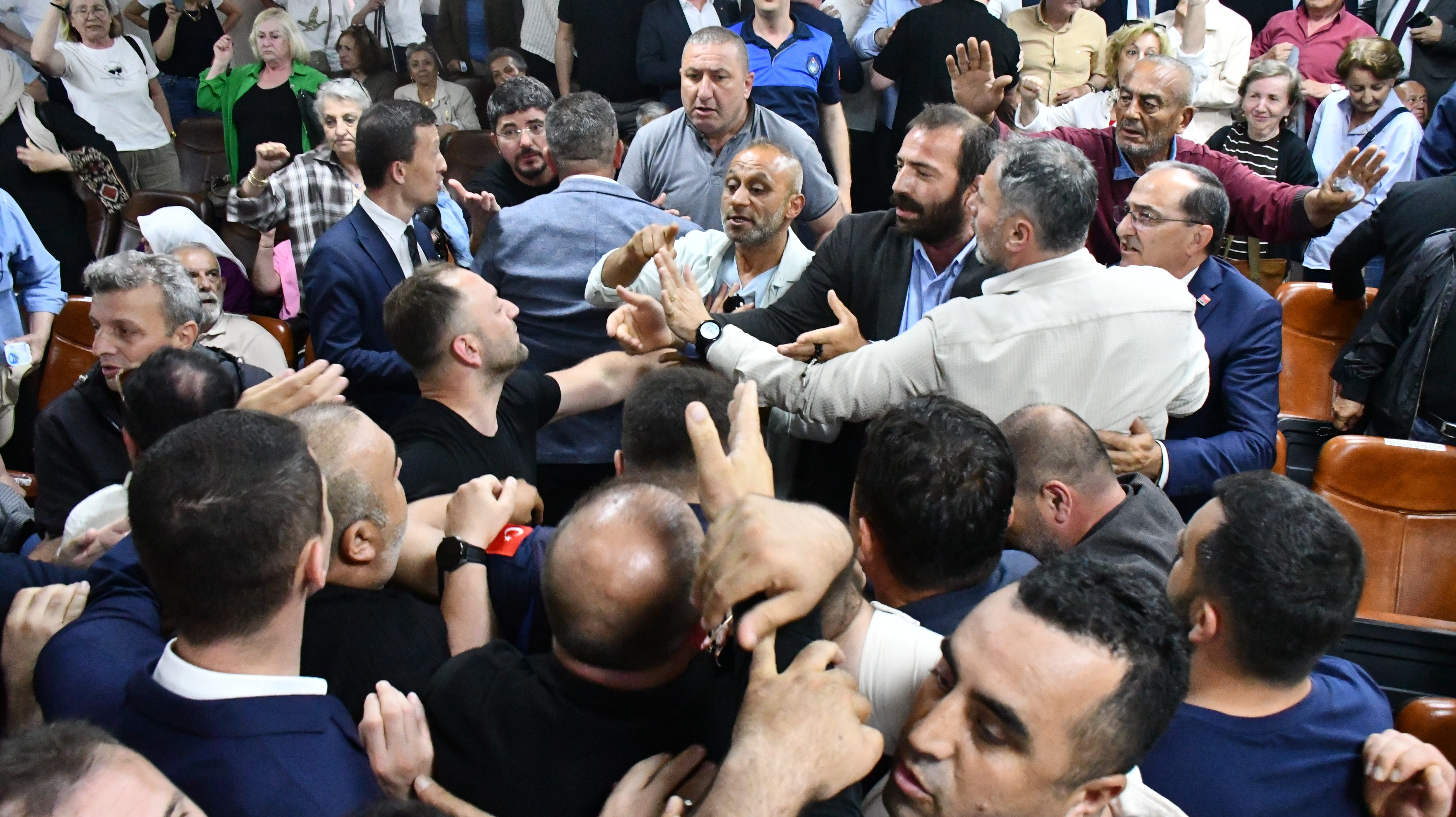 Belediye CHP'den AKP'ye geçti; üyeler kavga etti