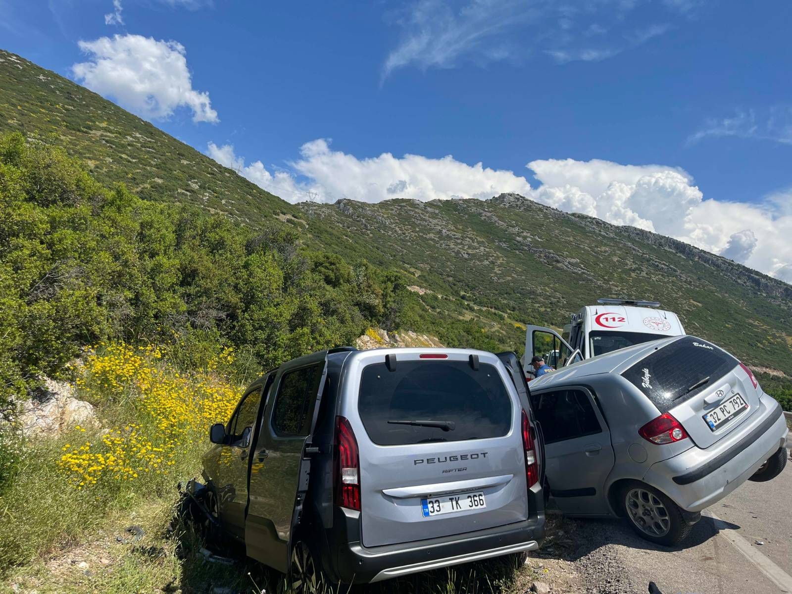 Isparta'da iki otomobil çarpıştı; 2 ölü, 4 yaralı