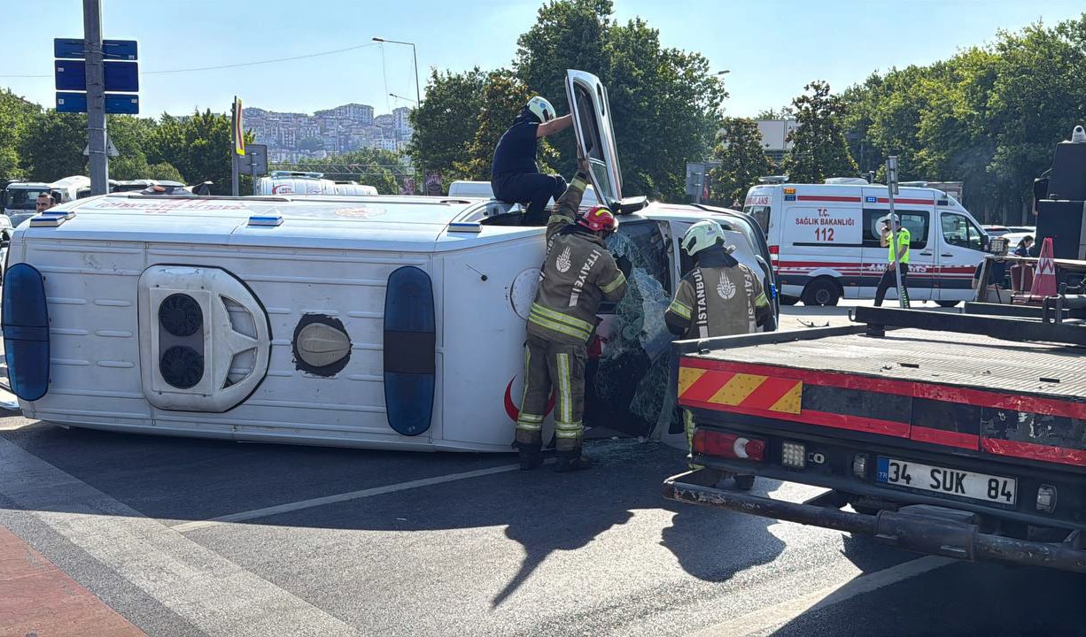 Kağıthane'de ambulans devrildi; 4 yaralı