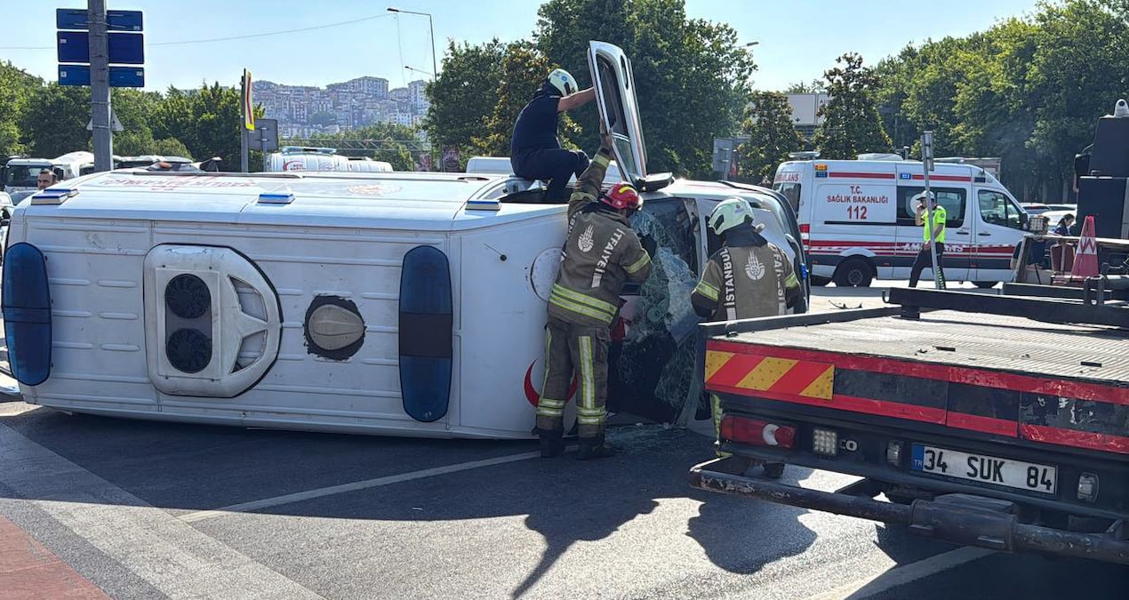 Kağıthane'de Ambulans Devrilme Kazası: Motosiklet Çarpışmasında 4 Yaralı