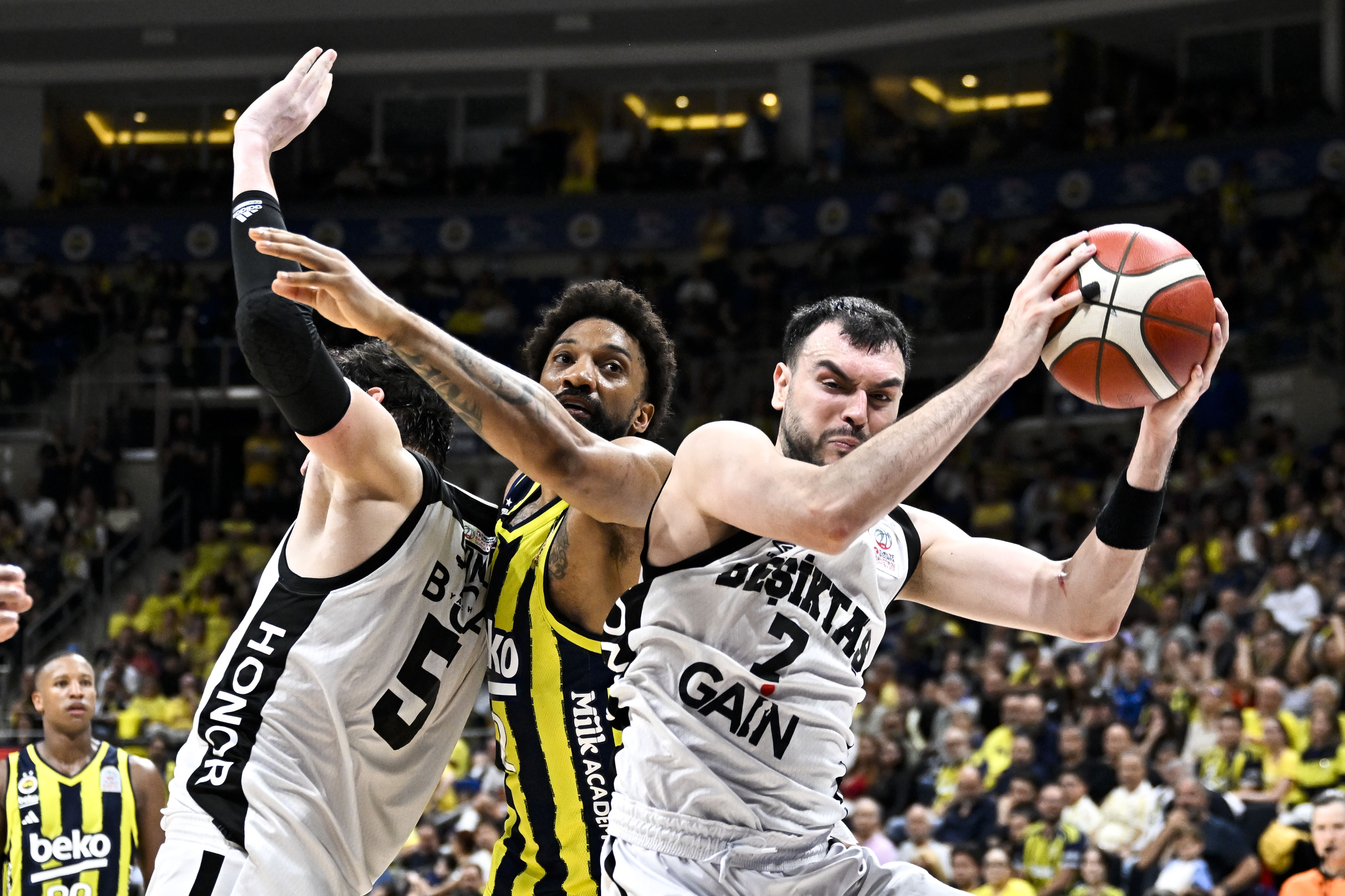 Beşiktaş derbiyi kazandı, seride öne geçti