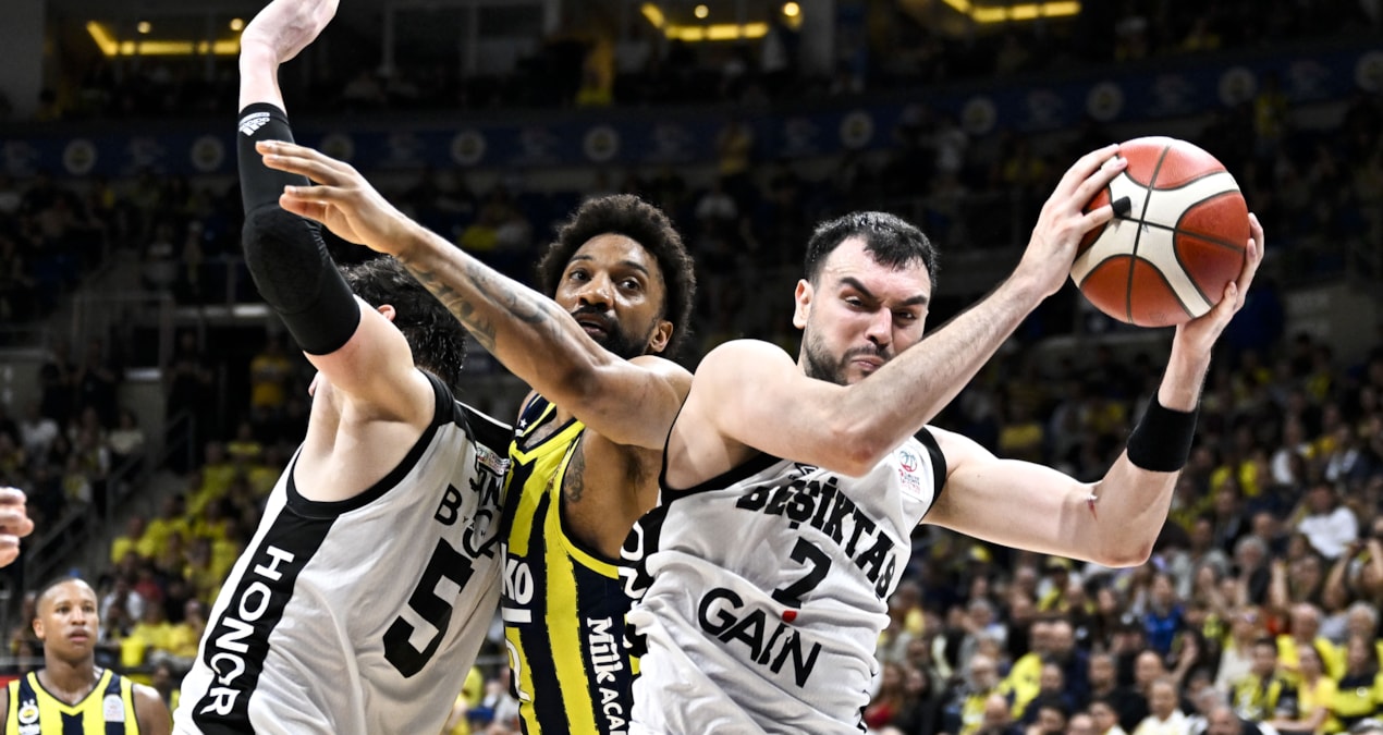 Beşiktaş derbiyi kazandı, seride öne geçti