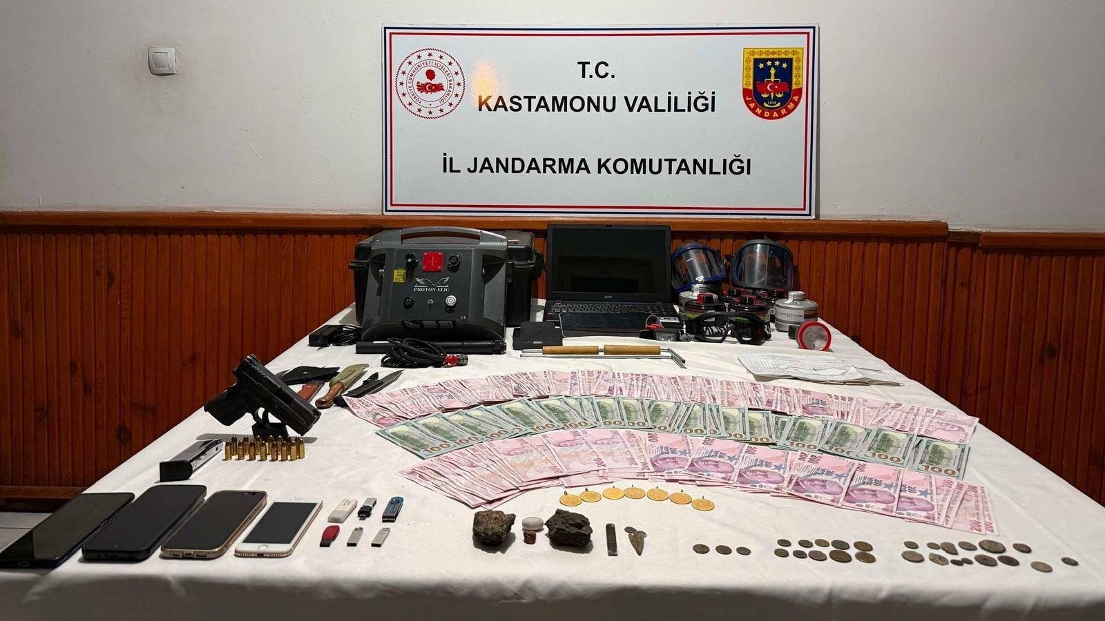Kastamonu'da kaçakçılık operasyonu; 13 şüpheliye gözaltı