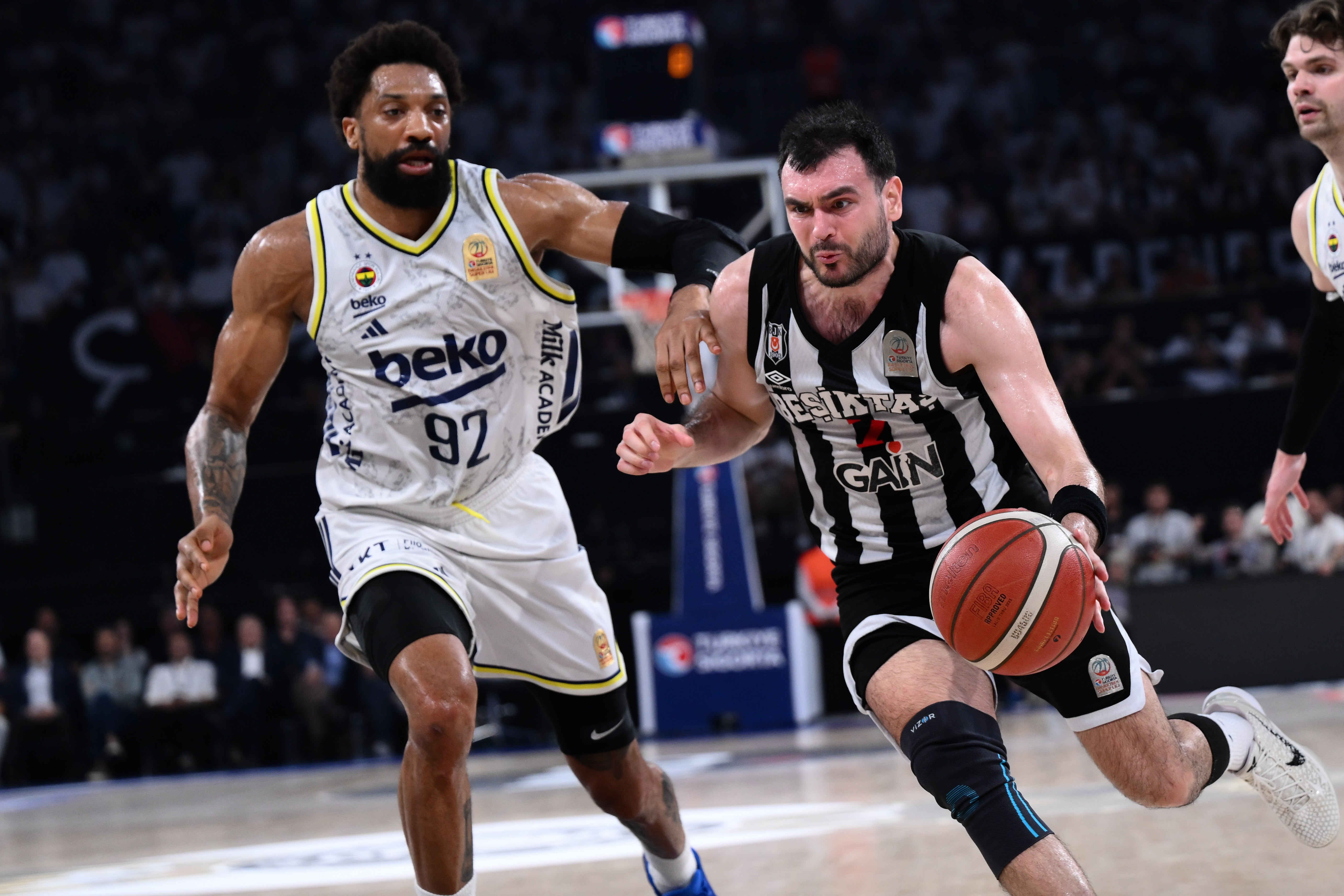 Fenerbahçe Beko, deplasmanda kazandı! Seride öne geçti